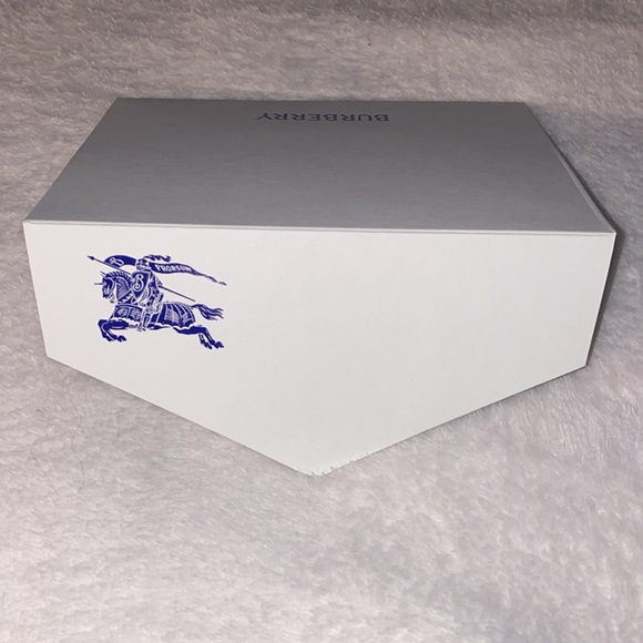 Burberry gift envelope & keepsake box - Picture 4 of 13